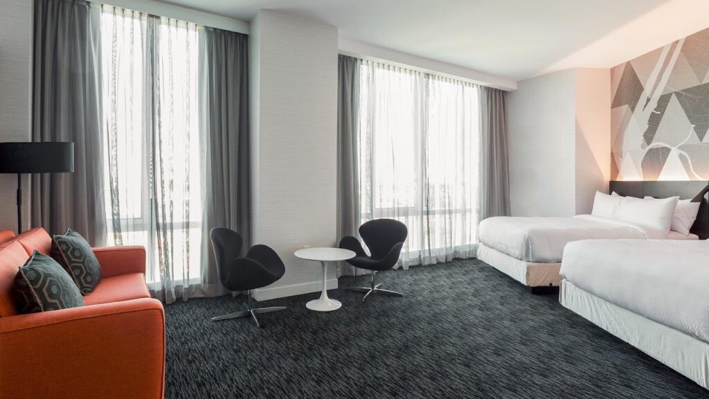 hotels in queens for business